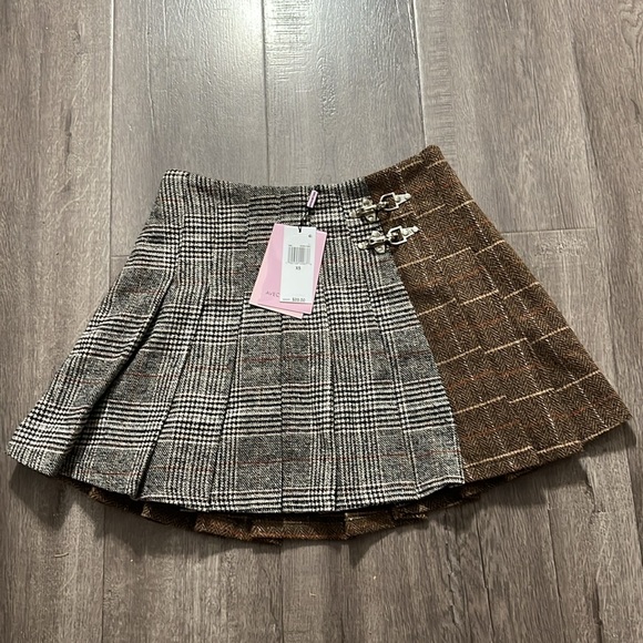 Avec Les Filles Mixed Plaid Pleated Mini Skirt - Picture 5 of 10